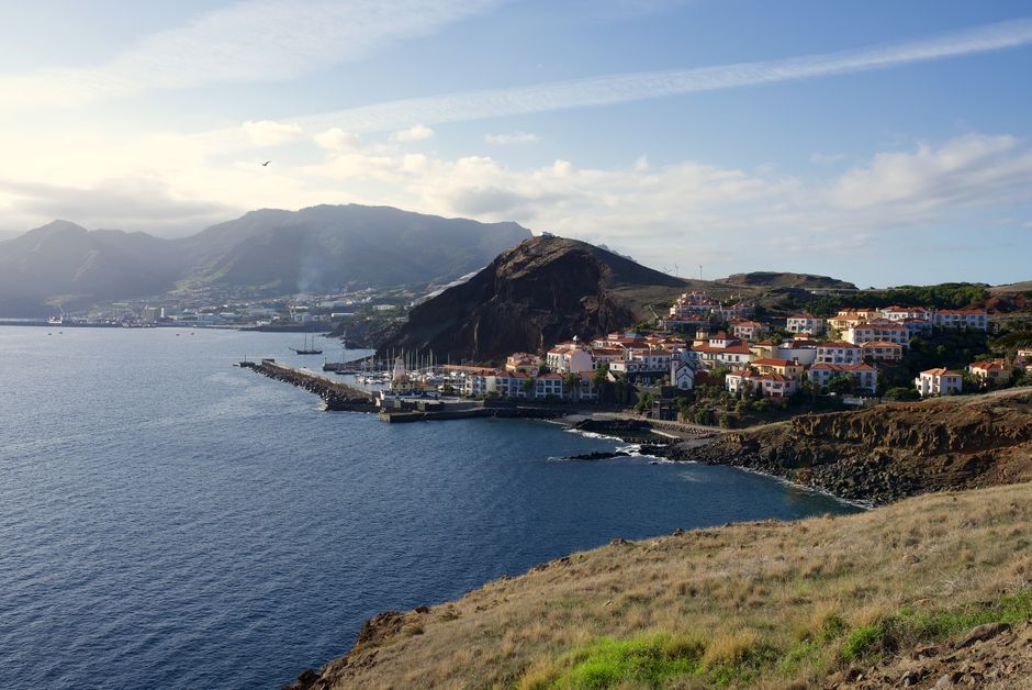 Küstenlinie von Madeira bei Sonnenaufgang, Blick auf die Bucht von Funchal
