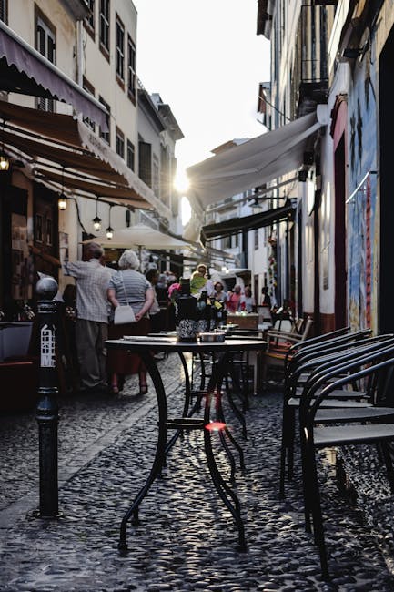 Ulica w godzinach wieczornych z rozświetlonymi restauracjami na Maderze