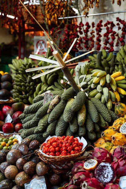 Marktstände im Mercado dos Lavradores mit Obst und Blumen