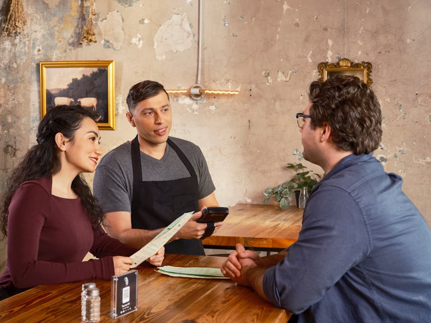 Kelner przyjmujący zamówienie w restauracji