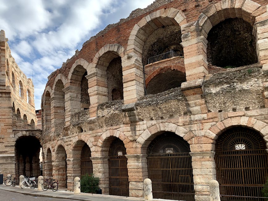 Façade de l'Arène de Vérone, arches romaines et vélos appuyés.