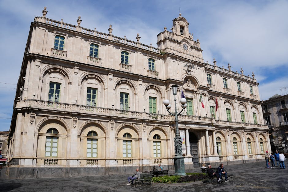 Facciata neoclassica con torre dell'orologio e persiane verdi a Verona