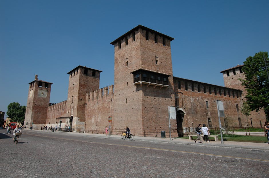 Imposantes murailles et tours du château de Castelvecchio à Verone