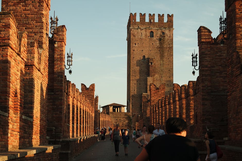 Promenade sur le pont fortifié du Castelvecchio à Vérone, murs en brique.