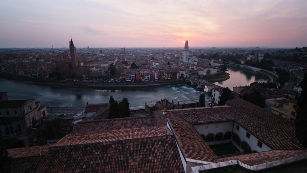 Panoramica di Verona al tramonto con fiume Adige e tetti rossi