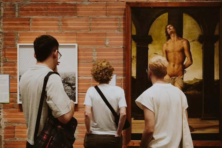 Visiteurs regardant une peinture religieuse dans la salle du Castelvecchio