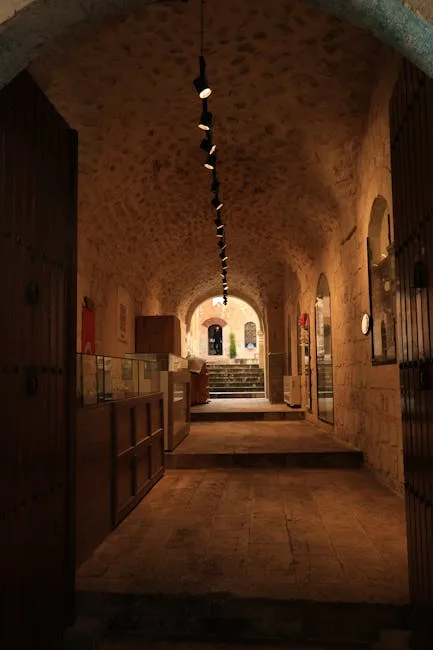 Couloir voûté intérieur du Castelvecchio avec vitrines et escalier