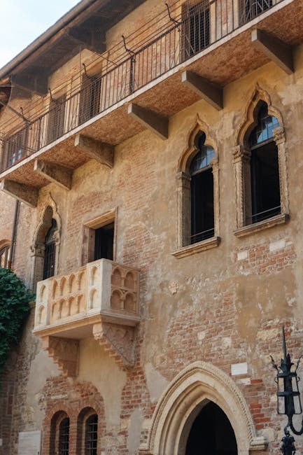 Balcone in pietra gotica e finestroni ad arco a Verona