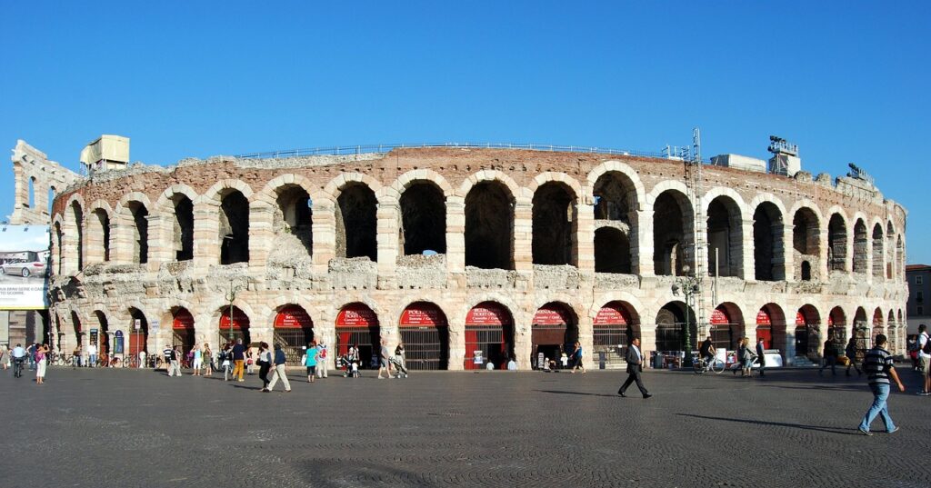 Arena di Verona, anfiteatro romano con arcate e turisti in piazza