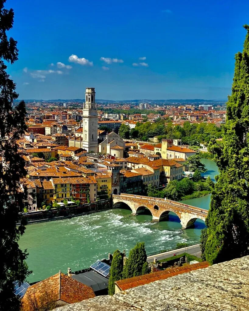 Panorama de Vérone montrant le pont ancien sur l'Adige et clocher.
