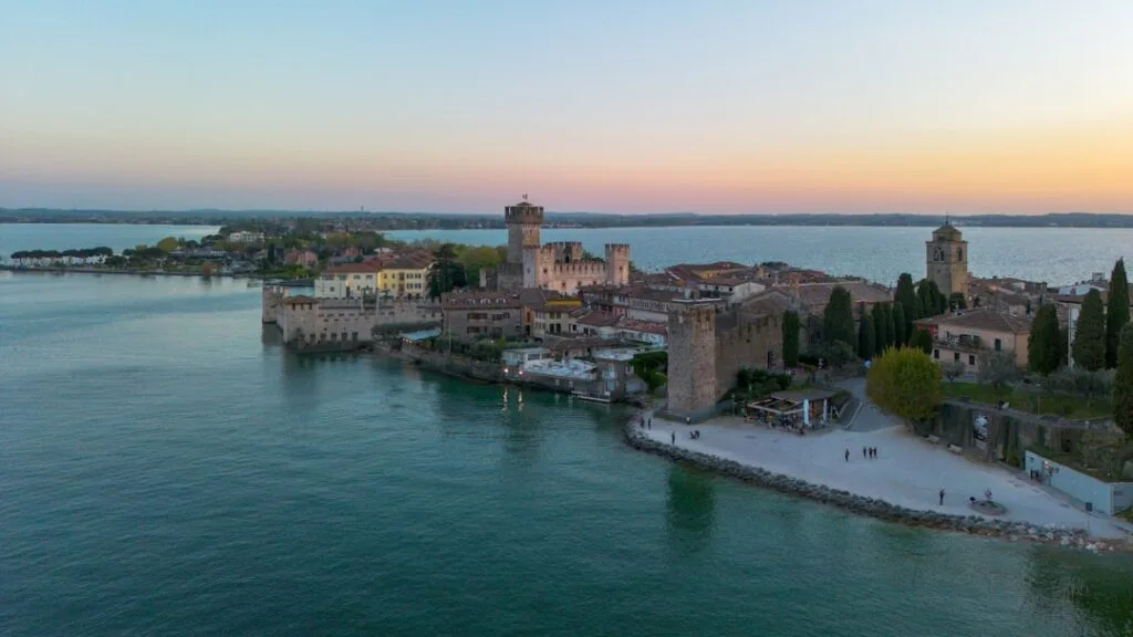 Luftaufnahme der Halbinsel Sirmione und ihrer Burg