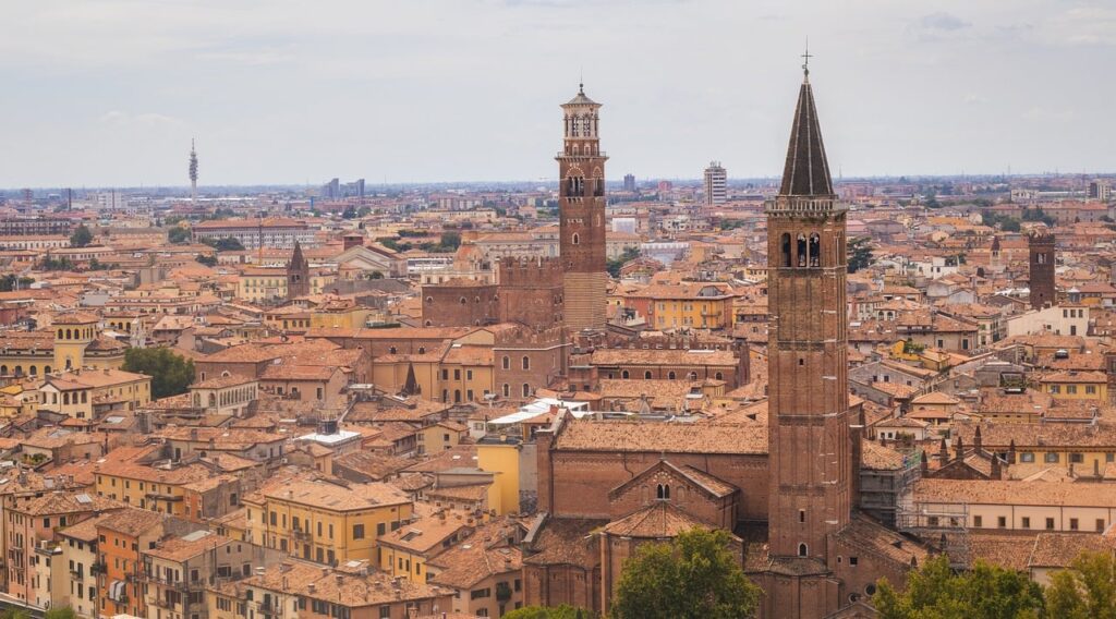 Vista al tramonto sui tetti di Verona dalla Torre dei Lamberti