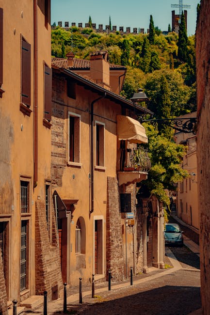 Ruelle colorée de Verone avec remparts et créneaux en hauteur