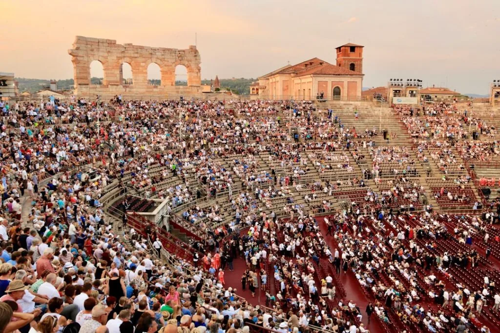 Menschenmenge in der Arena von Verona bei einer Abendvorstellung
