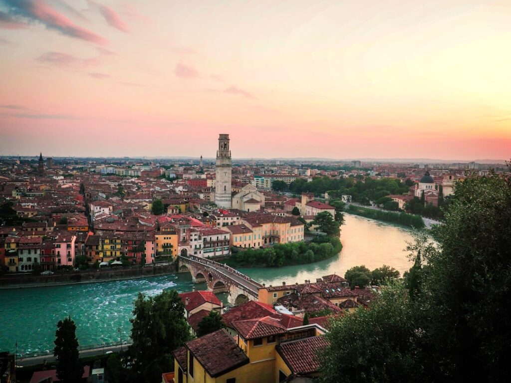 Panoramica di Verona al tramonto con Adige e Ponte Pietra sullo sfondo