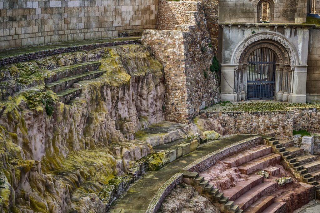 Ruderi e gradinate del teatro romano di Verona accanto al fiume