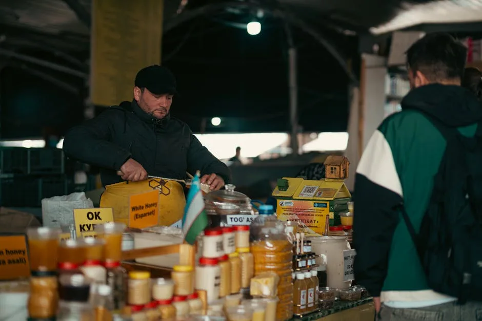 Honigverkäufer an Marktstand beim Abfüllen vor Kunden in Verona