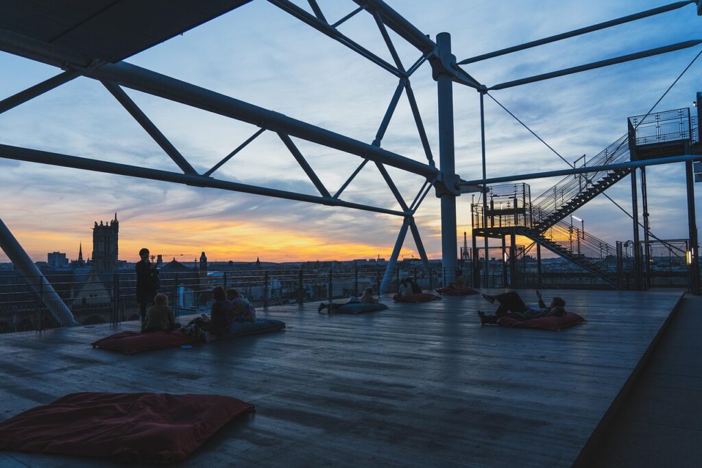 Terrazza sul tetto dell'ostello al crepuscolo