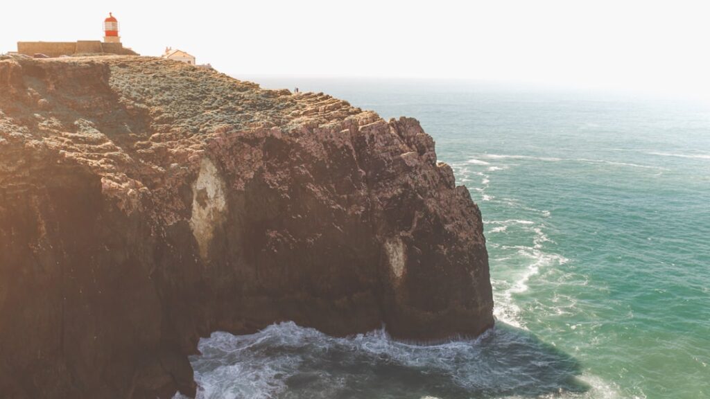 Klif Cabo da Roca z widokiem na ocean o zachodzie