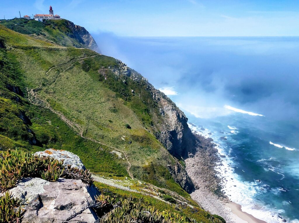 latarnia i klify Cabo da Roca o zachodzie słońca