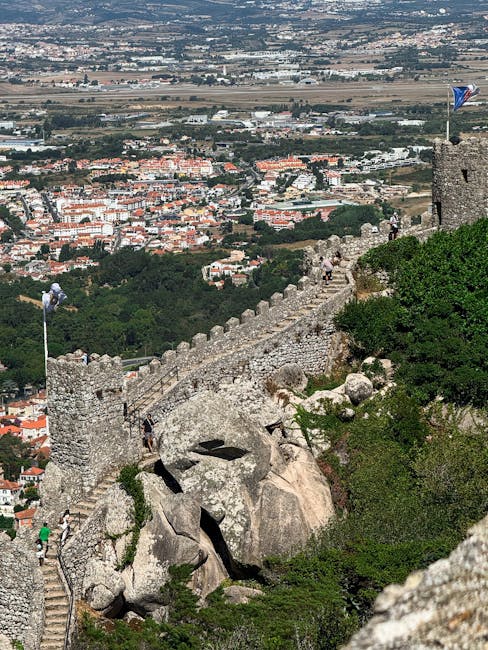 Kasteelmuren van Castelo dos Mouros met uitzicht over de vallei