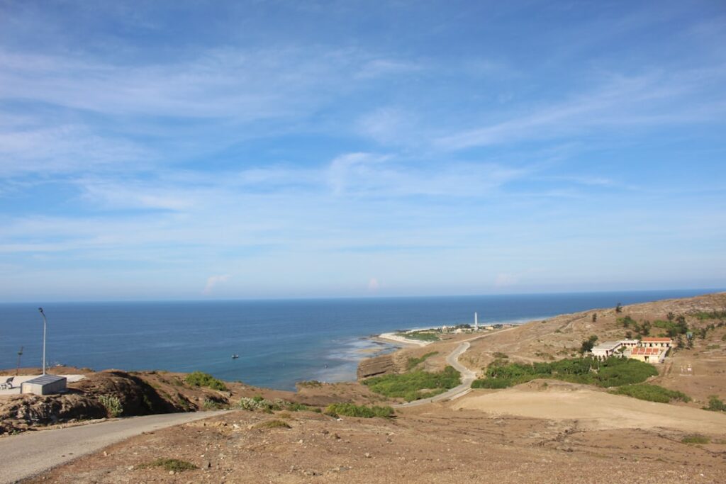 Strada costiera vicino a Cabo da Roca, scogliere e vista sull'oceano