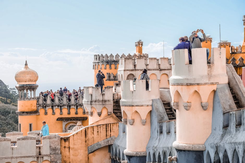 Paar genießt den Sonnenuntergang von einer Hotelterrasse mit Blick auf den Palácio da Pena