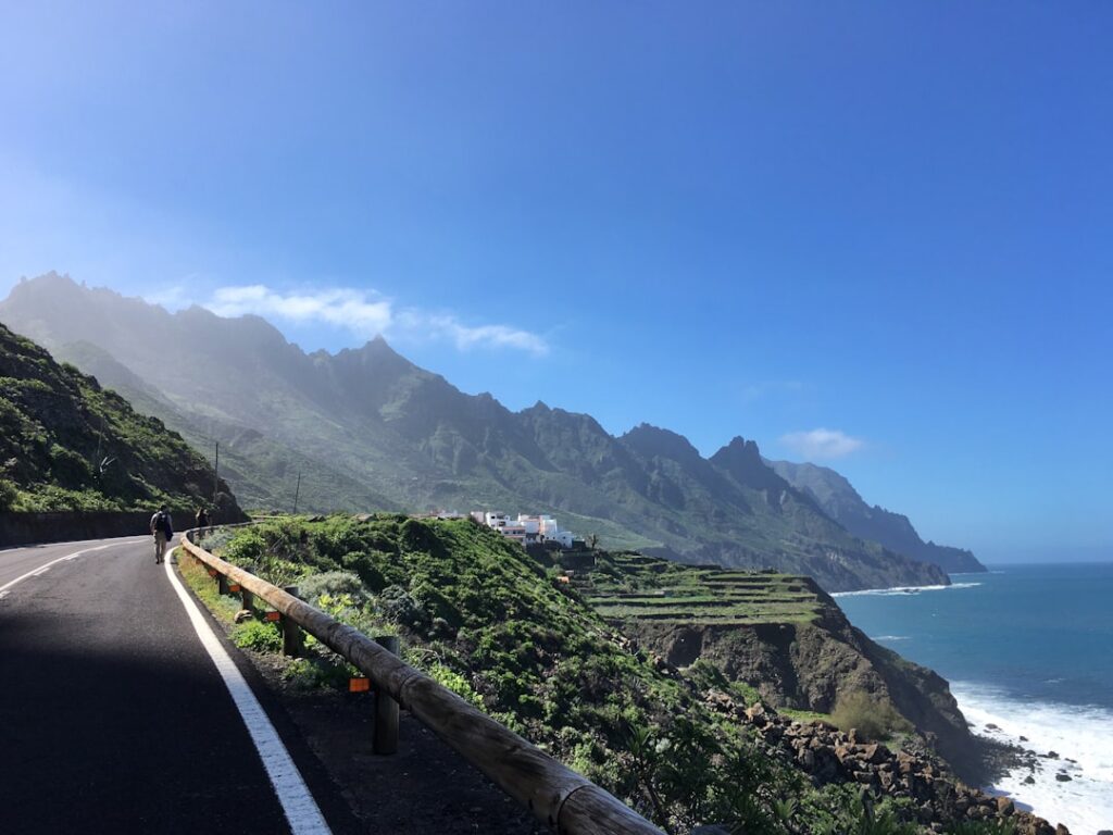 Rowerzysta na nadmorskiej drodze koło Cabo da Roca na e‑bike’u