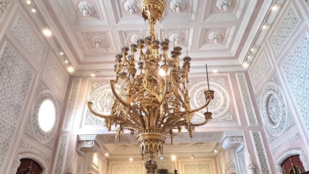 Elegante Hotellobby mit Kronleuchtern in einem historischen Palast in Sintra
