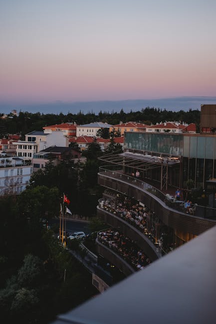 Familie beim Abendessen auf der Terrasse mit Blick auf die Hügel von Sintra in der Dämmerung
