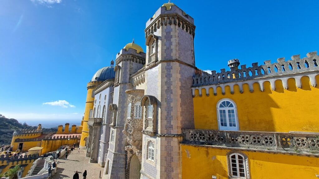 Gruppo in tour guidato a Sintra, guida spiega la storia del palazzo