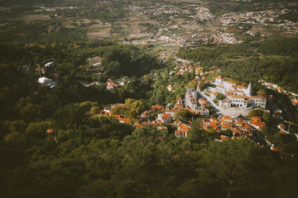 Hostel‑Dachterrasse mit Blick über die Dächer von Sintra bei Sonnenuntergang