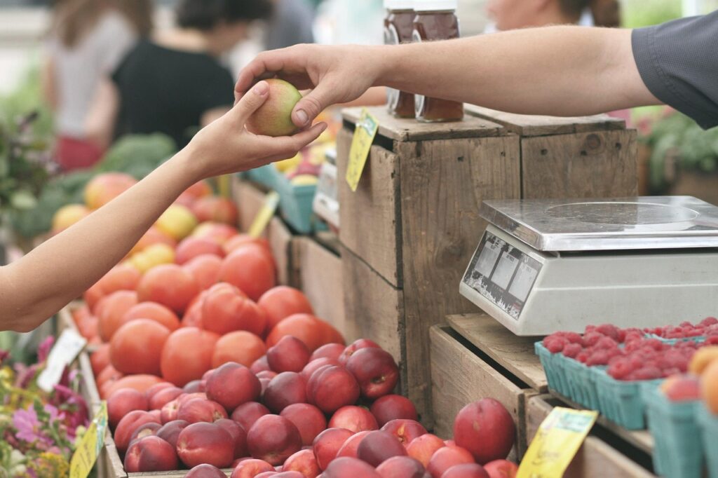 Marktstand mit portugiesischen Backwaren und frischem Obst auf dem Platz in Sintra