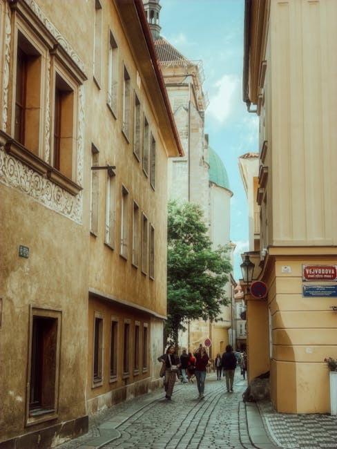 Stretta via del centro storico con turisti al mattino