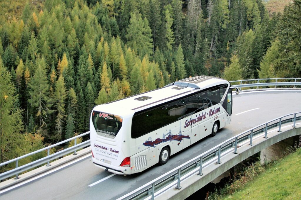 Zorganizowana wycieczka autobusem krętą drogą do Sintry