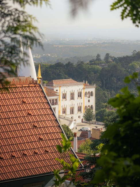 Panoramablick auf die Hügel von Sintra in der goldenen Stunde mit Palastdächern