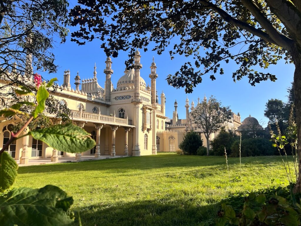 Palácio da Pena all'alba, giardini lussureggianti e cielo