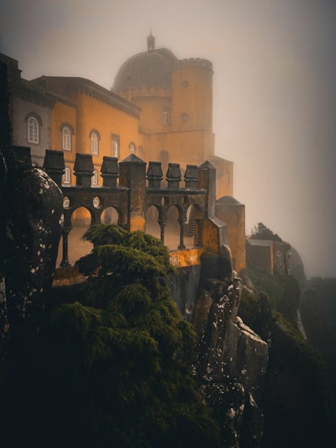 Pena Palace met kleurrijke terrassen in ochtendnevel