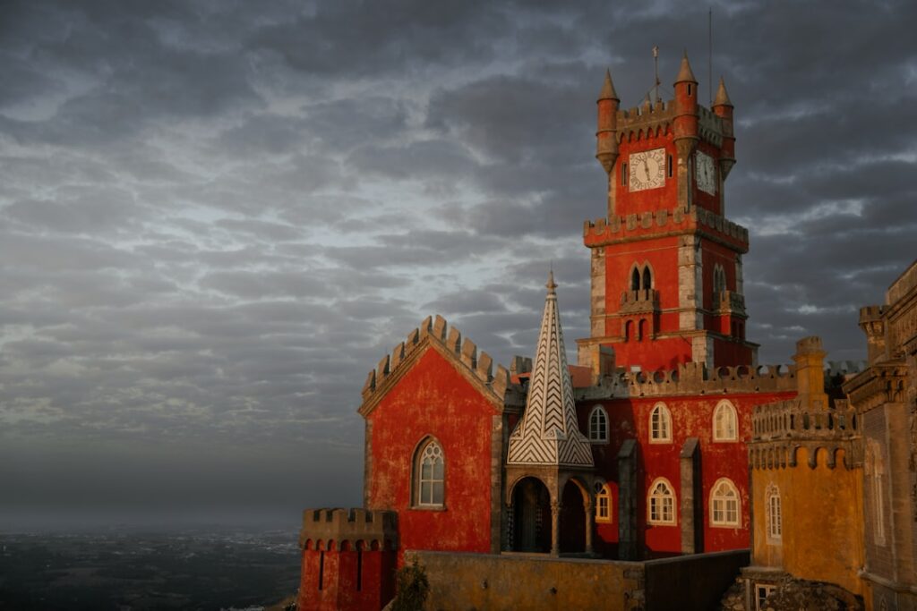 Palácio da Pena im Morgenlicht mit roten Mauern und leichtem Nebel