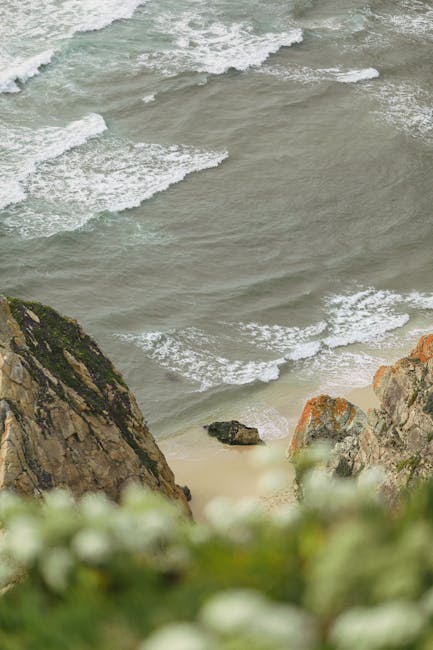 Skalista plaża Praia da Ursa z falami