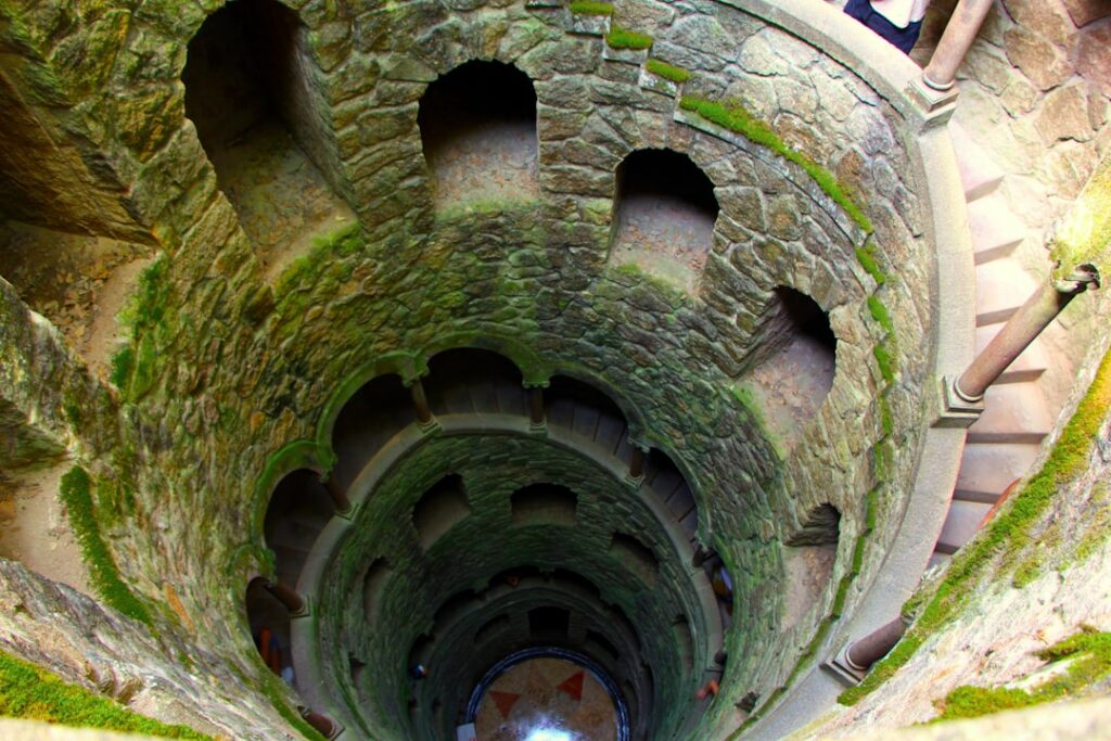Studnia Inicjacji w Quinta da Regaleira widziana z góry