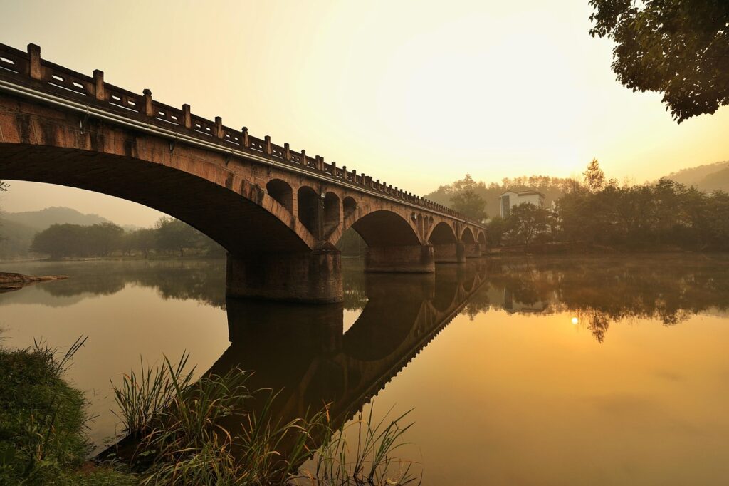 Lungofiume vicino all'ostello alla mattina
