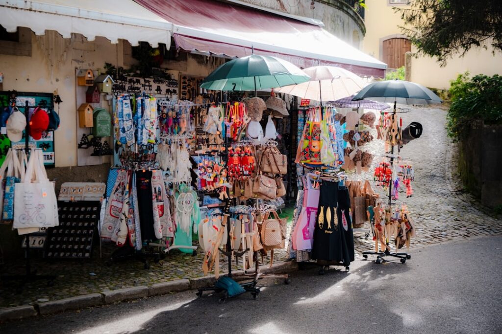 Kraam op een ambachtsmarkt in Sintra met kleurrijke handgemaakte producten