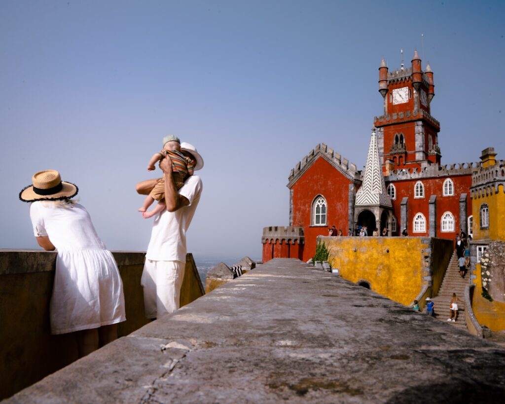 Mura del castello di Sintra, vista panoramica e turisti in esplorazione