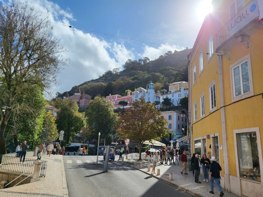 Historisch centrum van Sintra met geplaveide straat