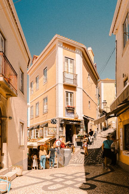 Historisches Zentrum von Sintra mit Kopfsteinpflasterstraße, Geschäften und Cafés im Morgenlicht