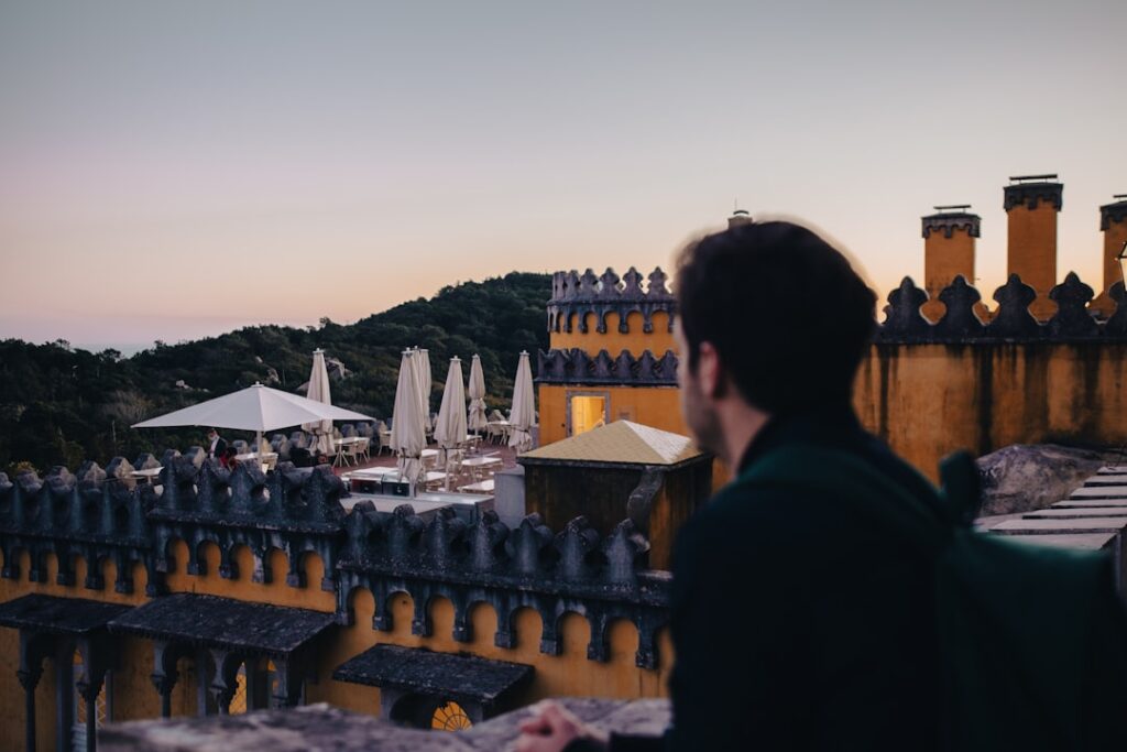 Zonsondergang boven Sintra met paleizen en daken