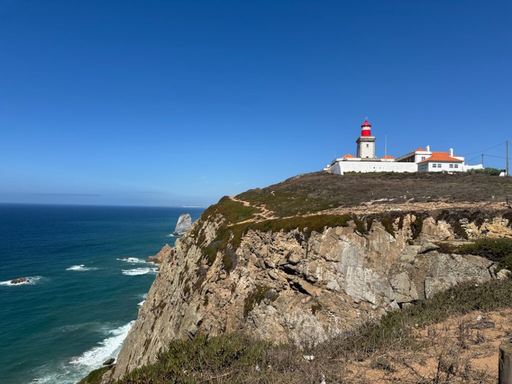 Leuchtturm und Klippen am Cabo da Roca mit Blick aufs Meer