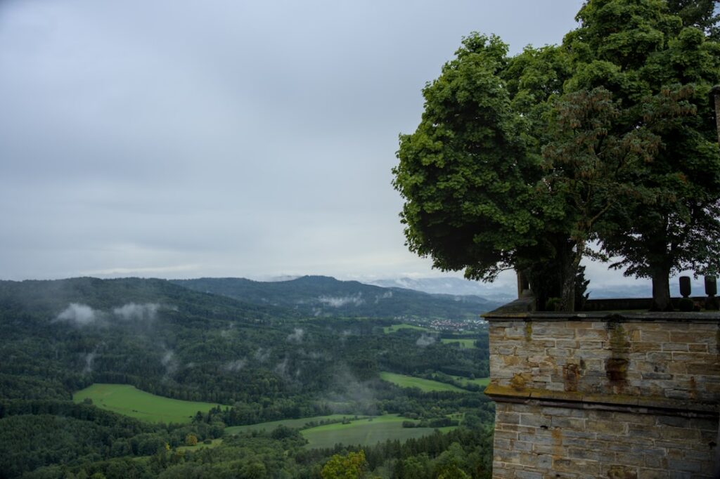 Steinmauern des Castelo dos Mouros mit Blick ins Tal