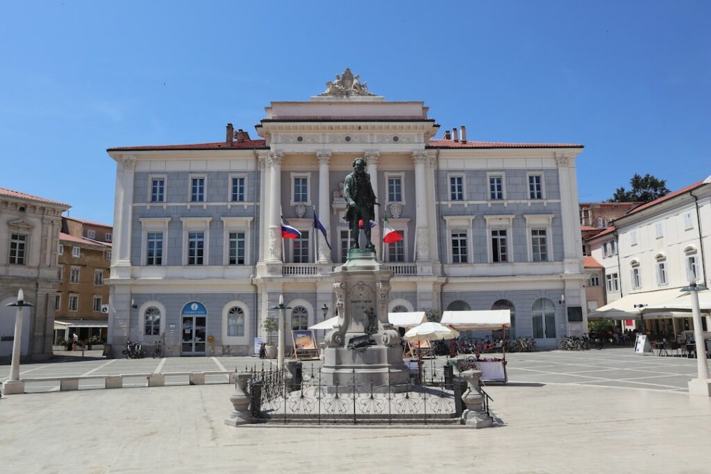 Palácio Nacional de Sintra mit den markanten konischen Schornsteinen auf dem historischen Platz